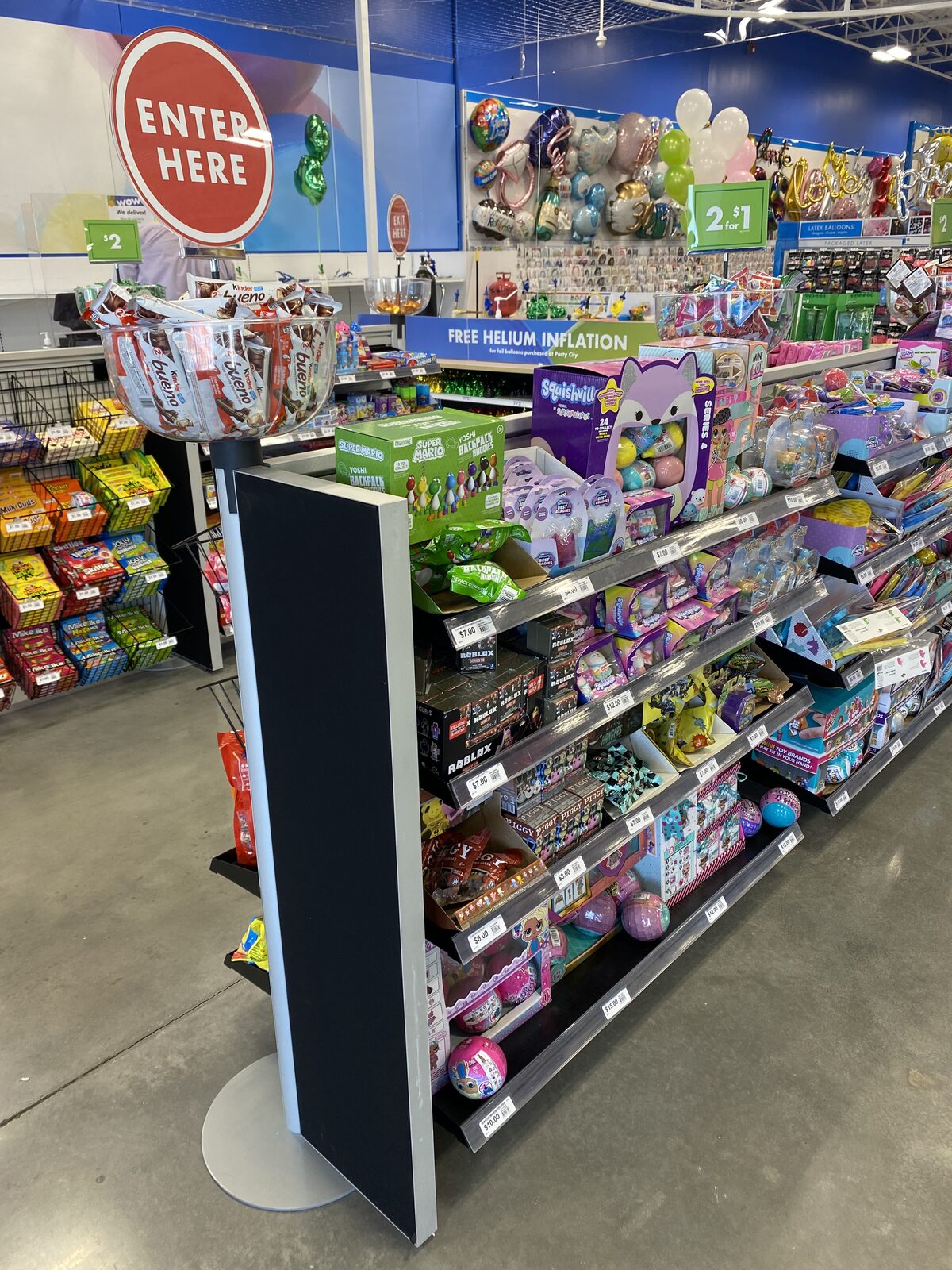 Candy and snack impulse merchandising display in retail queue