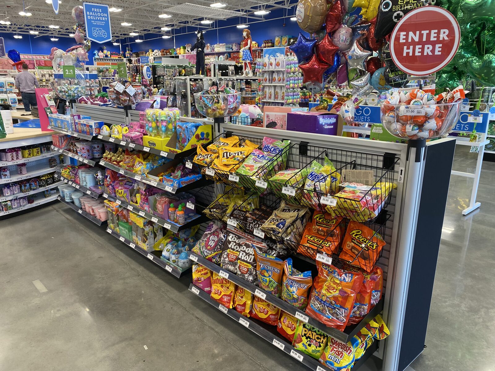High-capacity candy and snack merchandising in checkout line